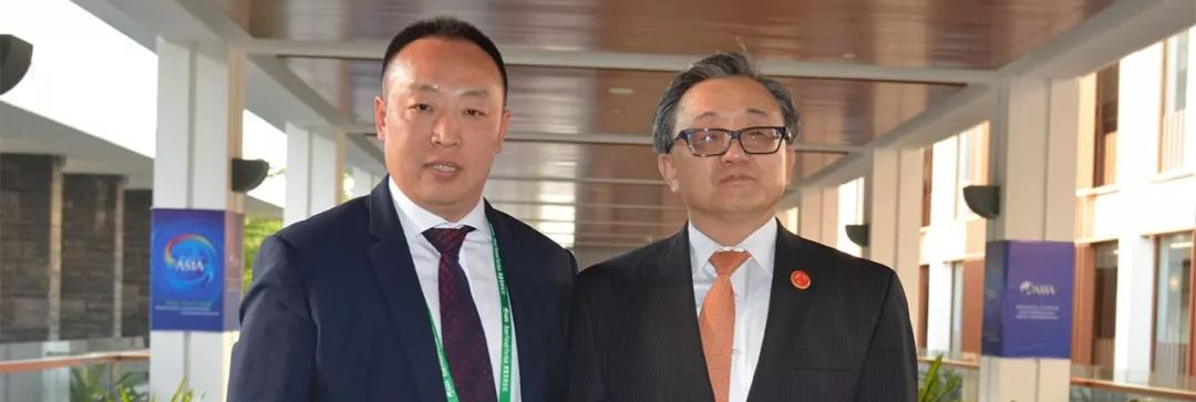 美女搞逼啊啊啊联合国副秘书长刘振民和赵章栓会长在博鳌亚洲论坛亲切交"